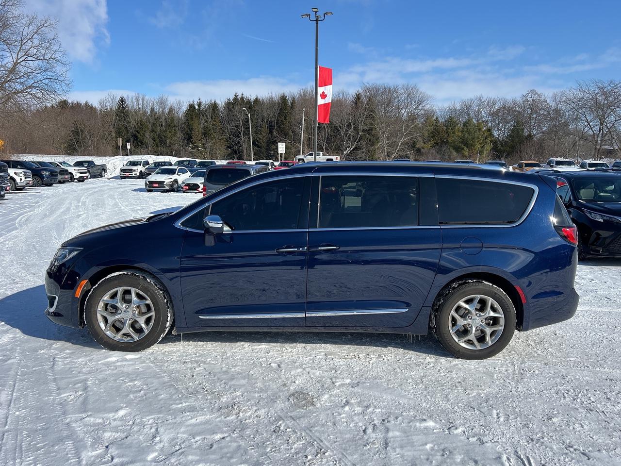 2017 Chrysler Pacifica LIMITED, HEATED LEATHER, REMOTE START, SUNROOF! - Photo #3