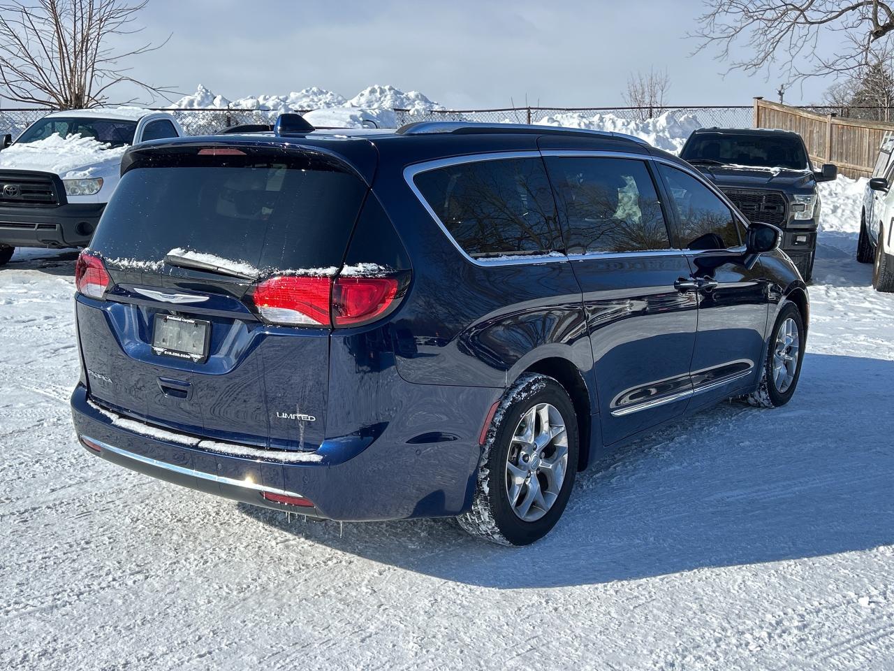 2017 Chrysler Pacifica LIMITED, HEATED LEATHER, REMOTE START, SUNROOF! - Photo #6