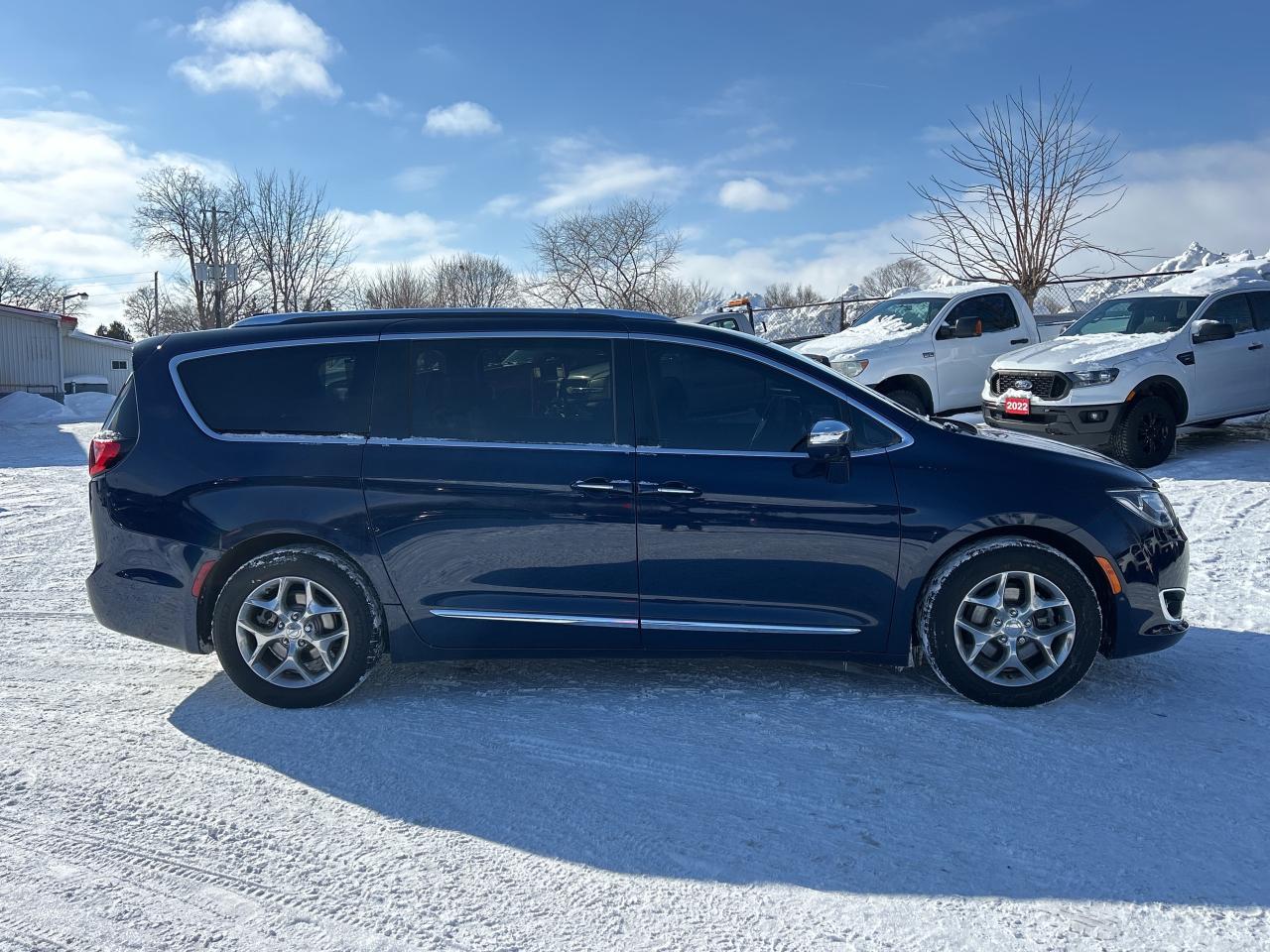 2017 Chrysler Pacifica LIMITED, HEATED LEATHER, REMOTE START, SUNROOF! - Photo #7