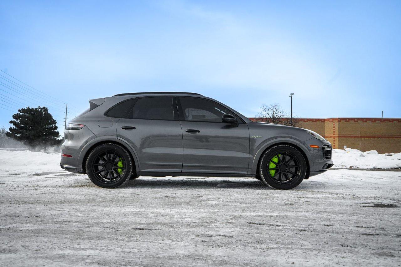 2021 Porsche Cayenne Turbo S E-Hybrid Photo3
