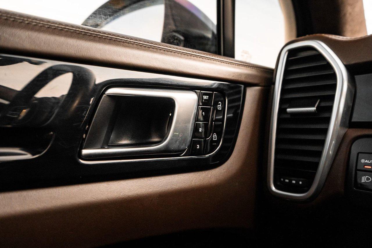 2021 Porsche Cayenne Turbo S E-Hybrid Photo