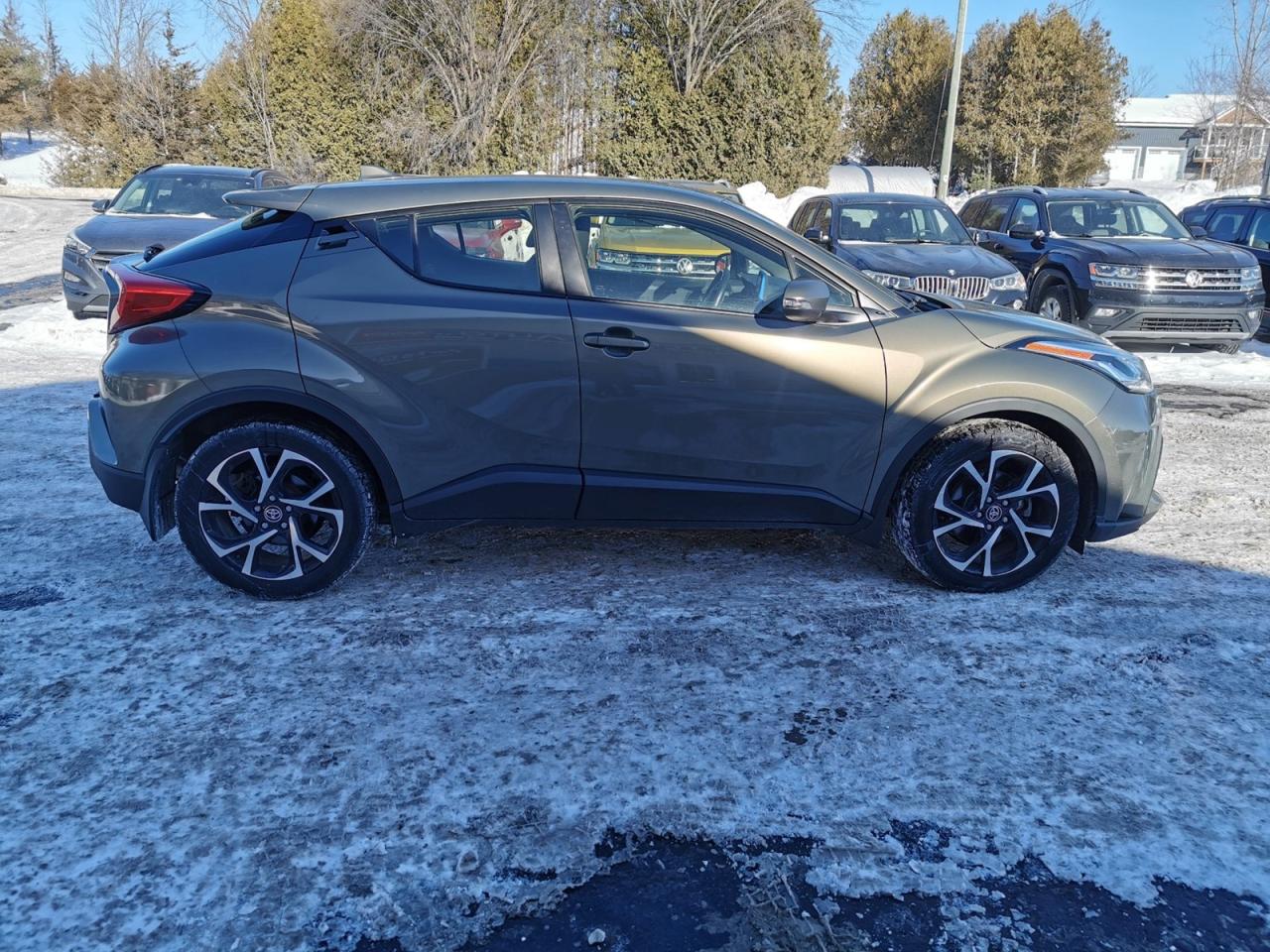 2021 Toyota C-HR XLE Photo3