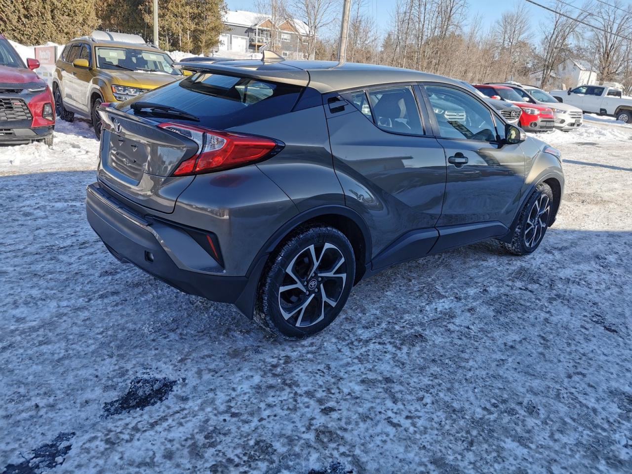 2021 Toyota C-HR XLE Photo4