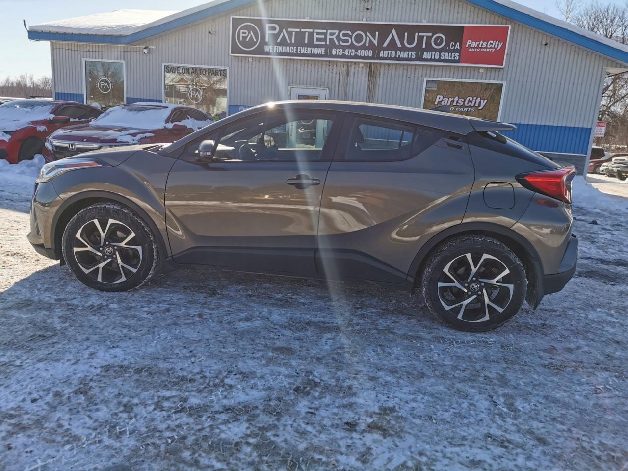 2021 Toyota C-HR XLE Photo