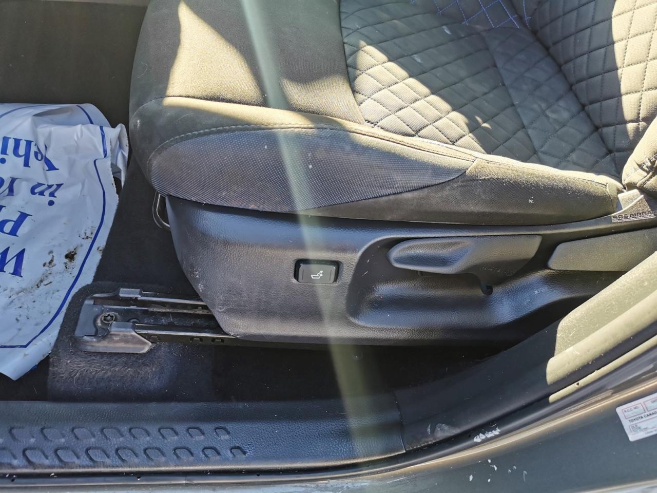 2021 Toyota C-HR XLE Photo