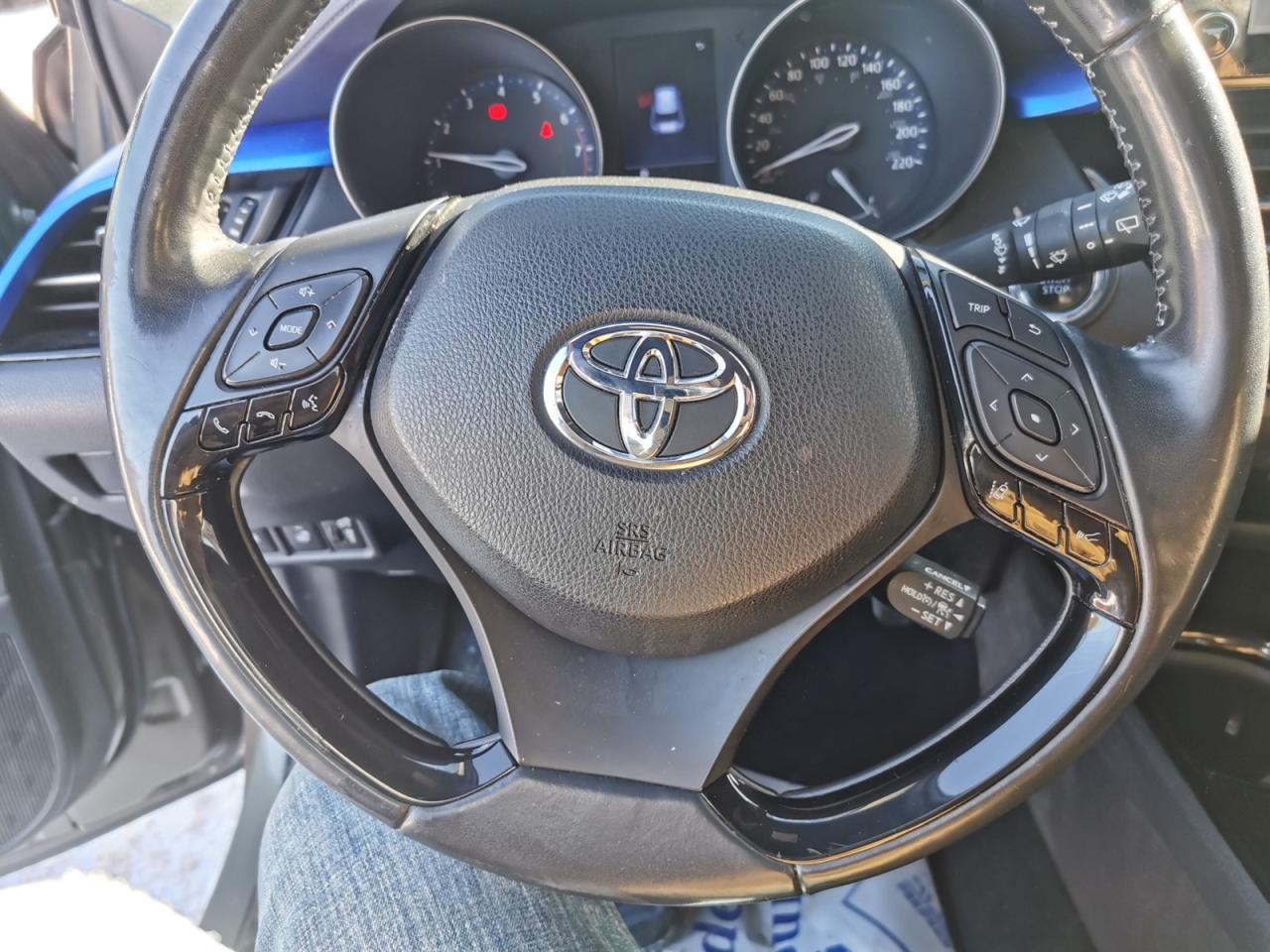 2021 Toyota C-HR XLE Photo