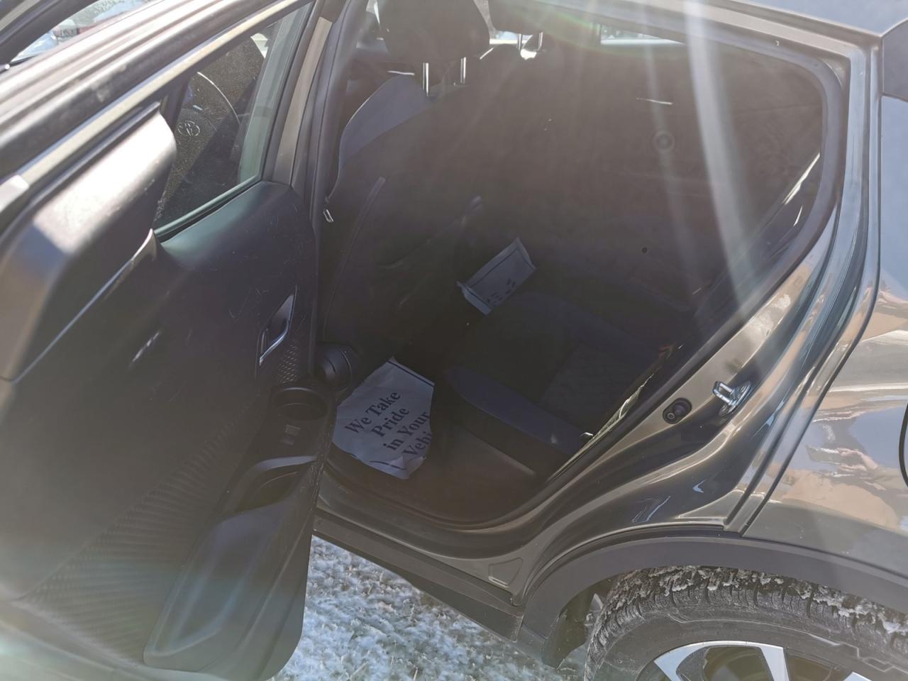 2021 Toyota C-HR XLE Photo