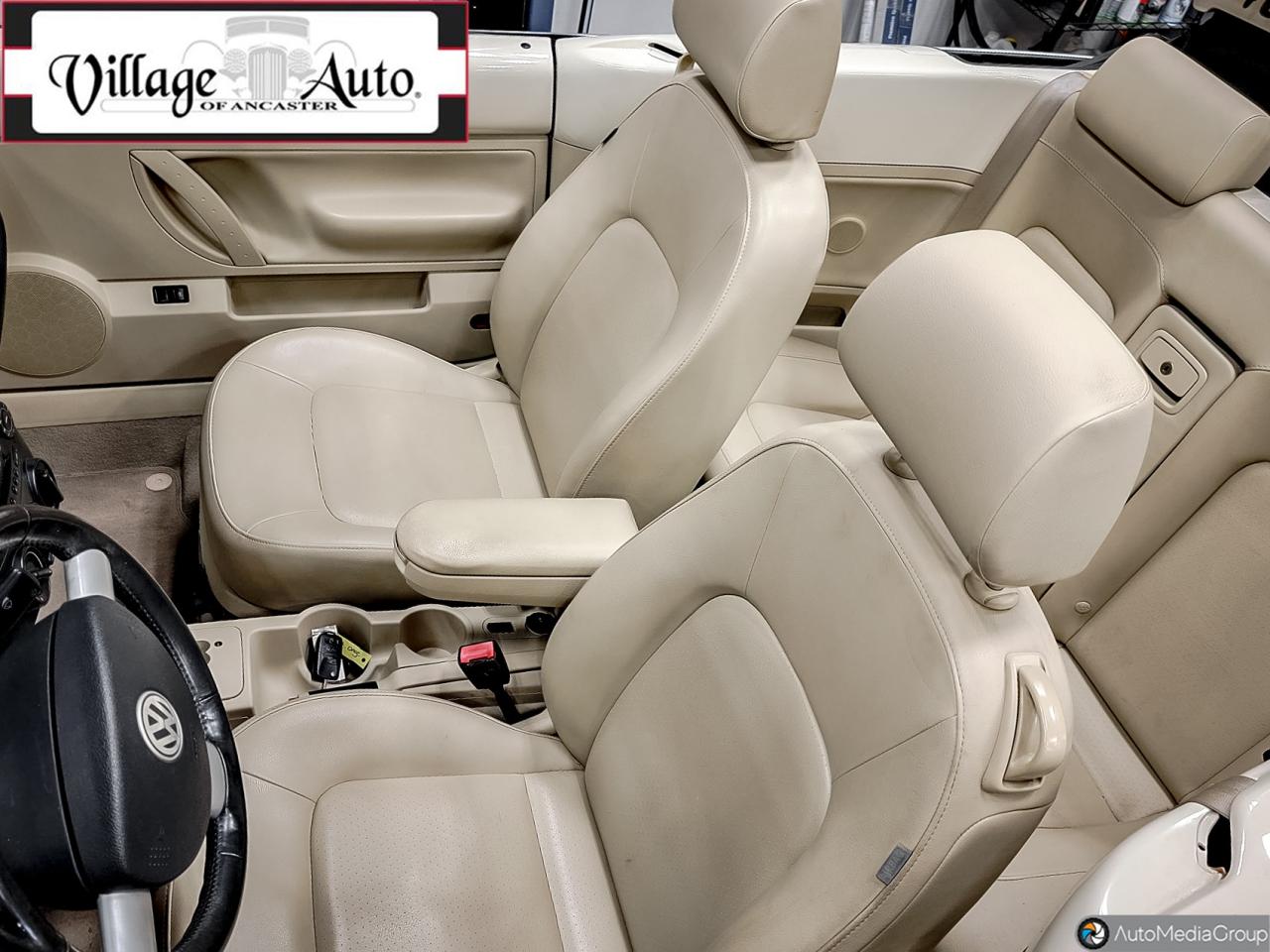 2010 Volkswagen New Beetle 2dr Auto Comfortline Photo