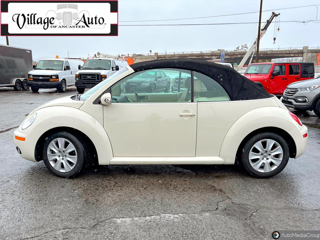 2010 Volkswagen New Beetle 2dr Auto Comfortline Photo