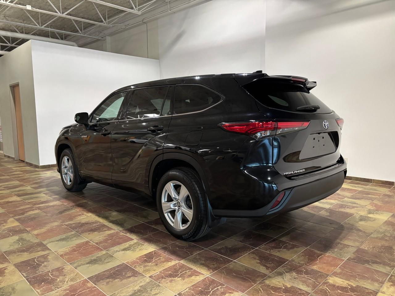 2020 Toyota Highlander Hybrid LE Photo2