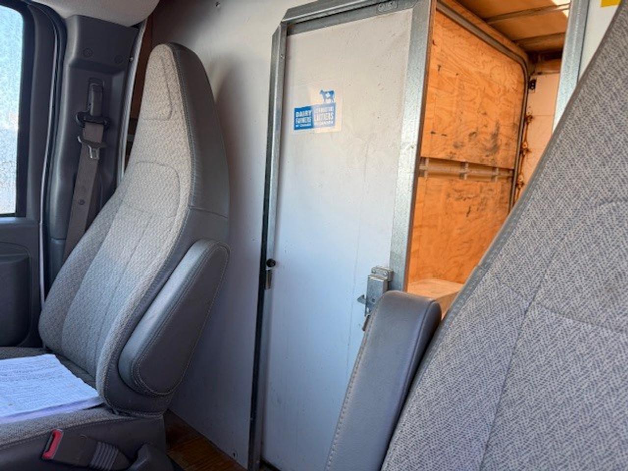 2022 Chevrolet Express Commercial Cutaway 12 Foot Cube.  No CVOR.  Single Rear Wheel. Photo4
