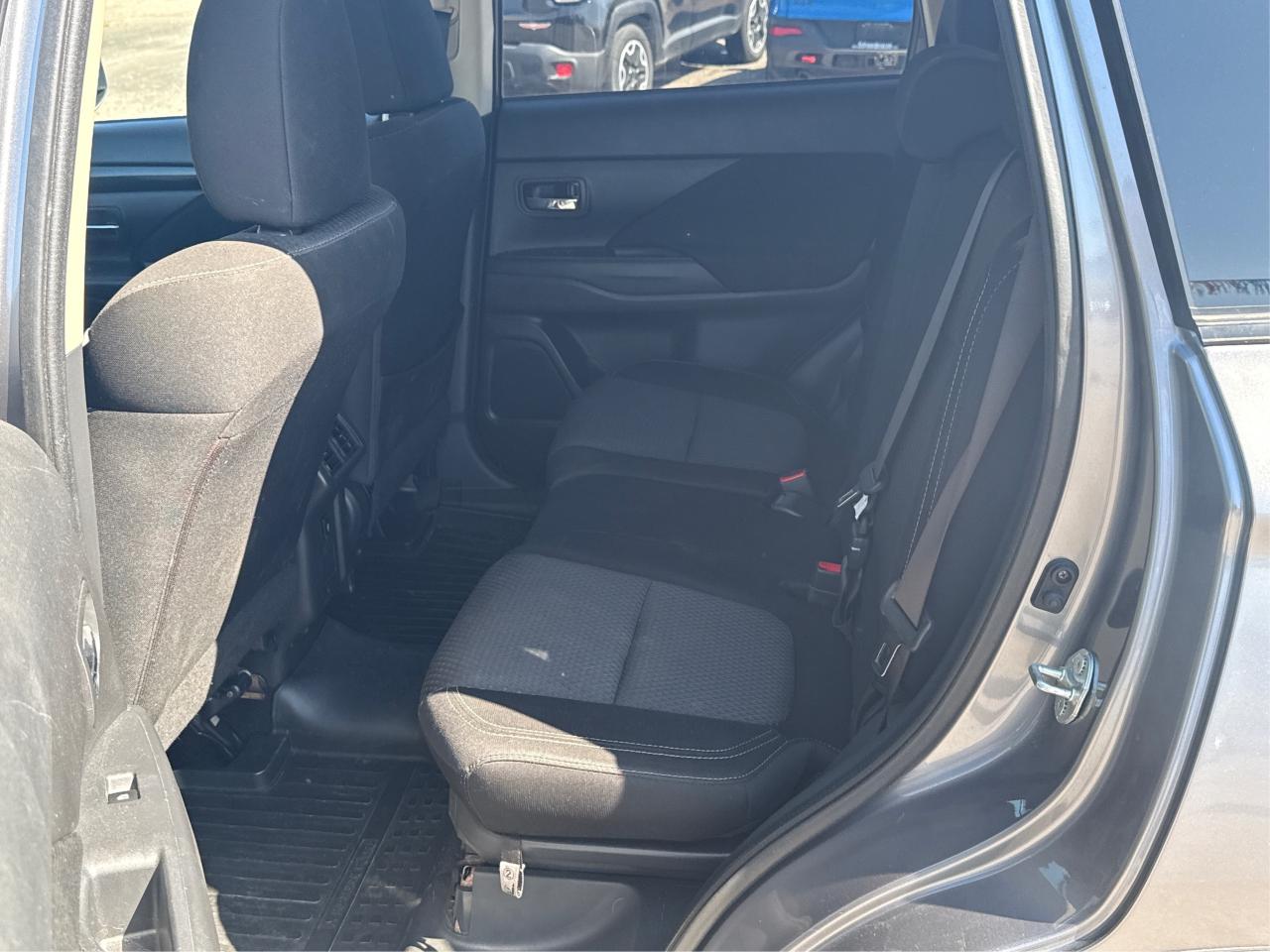 2019 Mitsubishi Outlander ES AWD REAR CAM MINT! WE FINANCE ALL CREDIT! Photo