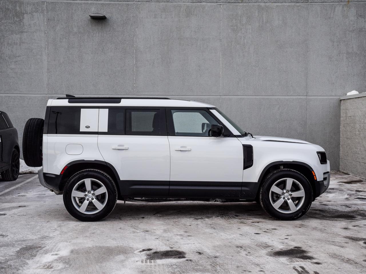 2024 Land Rover Defender 110 P300 S Photo2