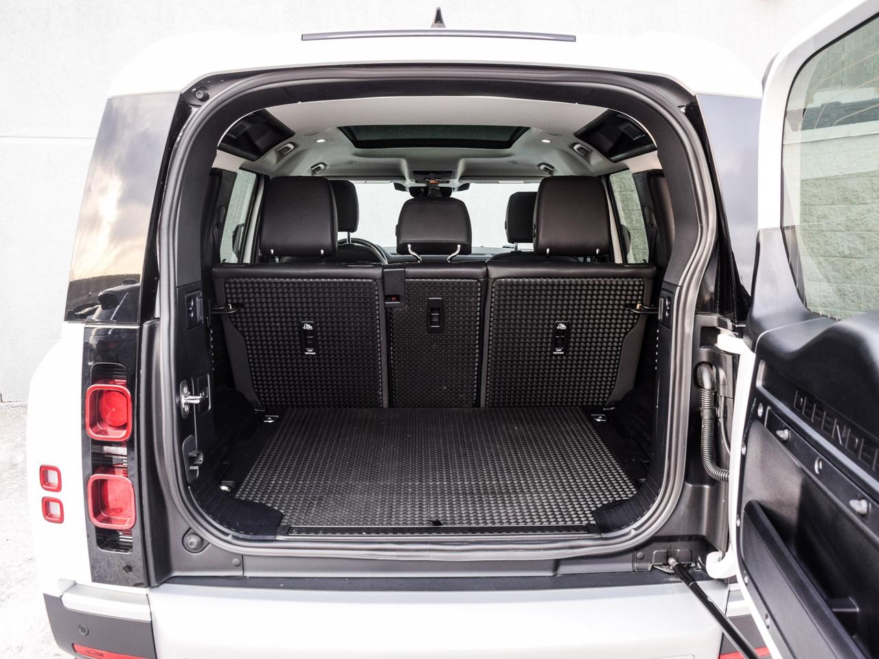 2024 Land Rover Defender 110 P300 S Photo