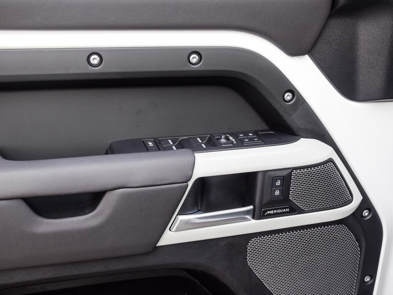 2024 Land Rover Defender 110 P300 S Photo