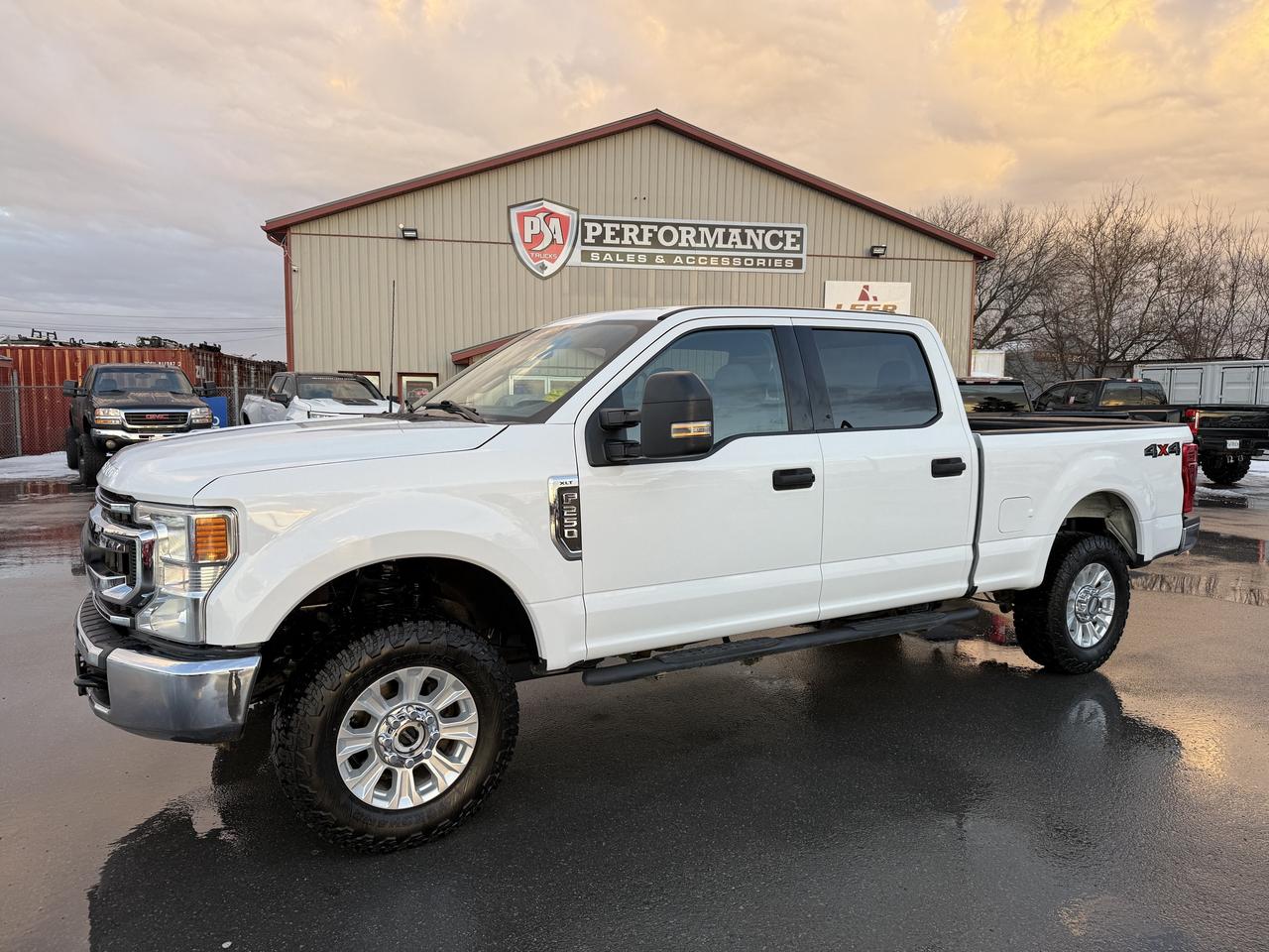 2022 Ford F-250 XLT 4WD Crew Cab GAS Photo