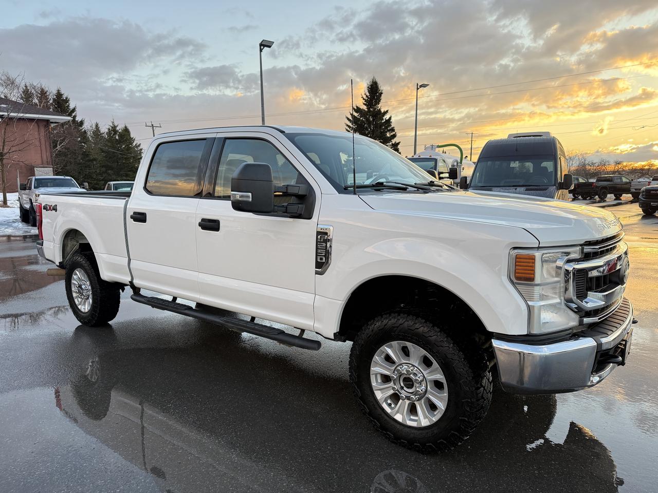2022 Ford F-250 XLT 4WD Crew Cab GAS Photo