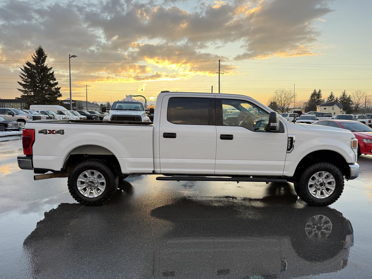 2022 Ford F-250 XLT 4WD Crew Cab GAS Photo