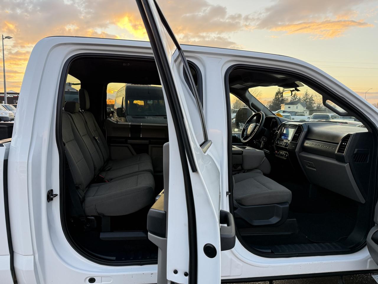 2022 Ford F-250 XLT 4WD Crew Cab GAS Photo