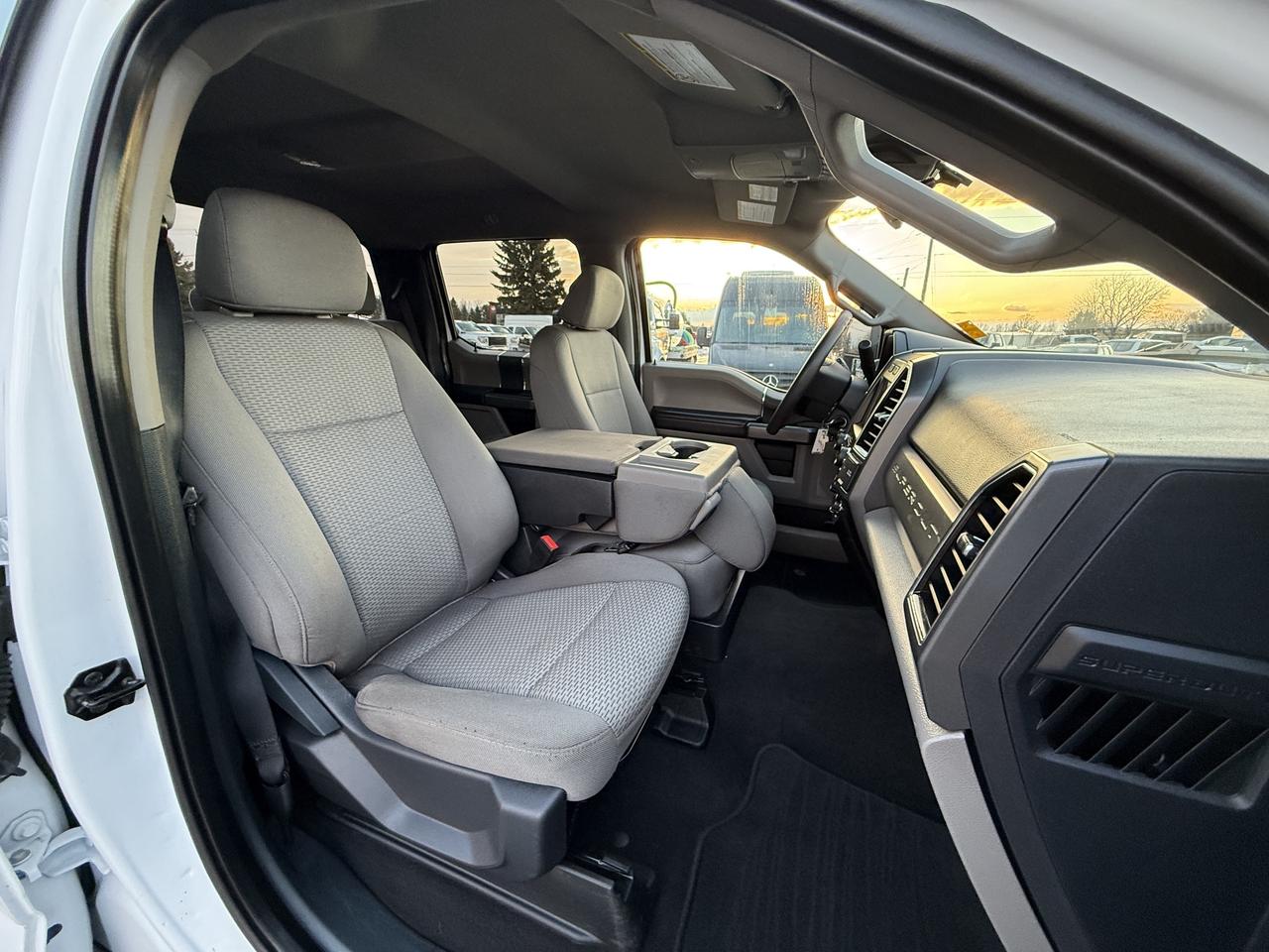 2022 Ford F-250 XLT 4WD Crew Cab GAS Photo