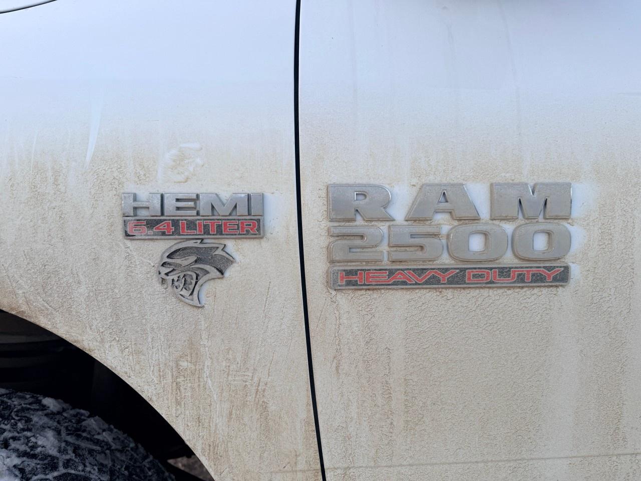 2016 RAM 2500 4WD Crew Cab 6.4 Ft Box SLT Photo2