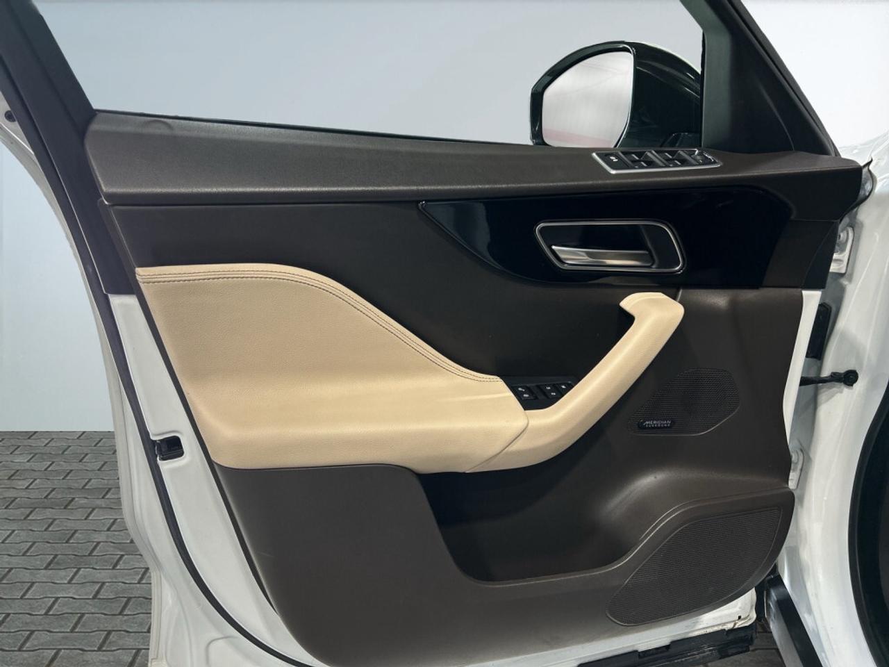 2019 Jaguar F-PACE 25T Prestige / Clean Carfax / Panoramic Roof / NAV Photo