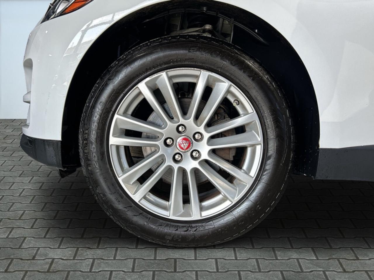 2019 Jaguar F-PACE 25T Prestige / Clean Carfax / Panoramic Roof / NAV Photo