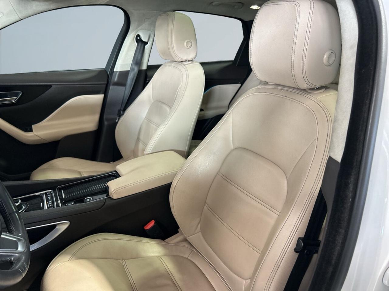 2019 Jaguar F-PACE 25T Prestige / Clean Carfax / Panoramic Roof / NAV Photo