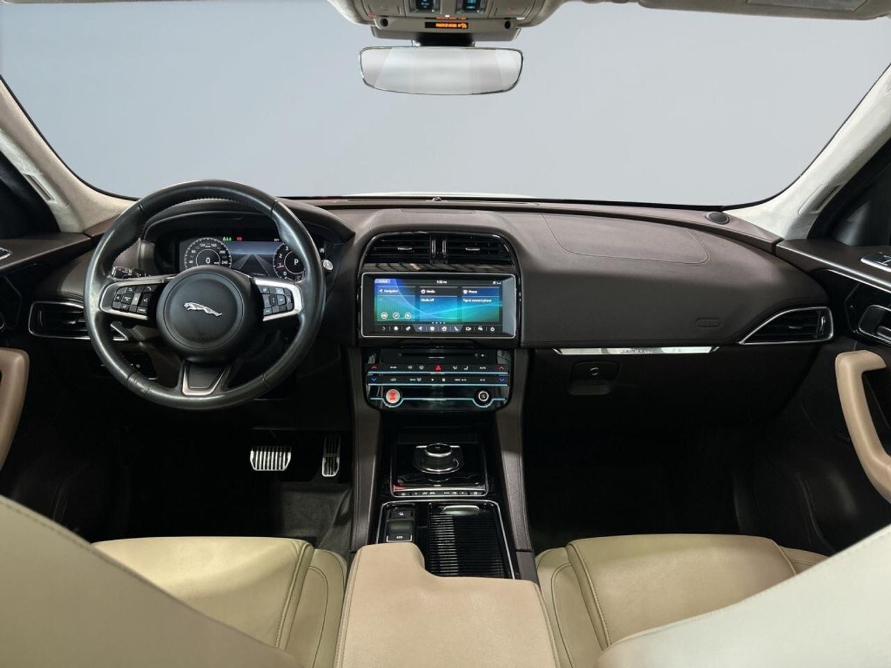 2019 Jaguar F-PACE 25T Prestige / Clean Carfax / Panoramic Roof / NAV Photo