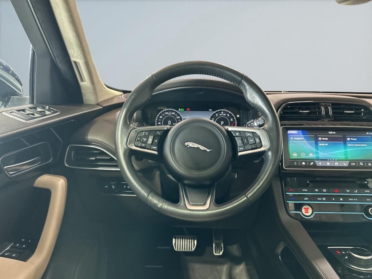 2019 Jaguar F-PACE 25T Prestige / Clean Carfax / Panoramic Roof / NAV Photo