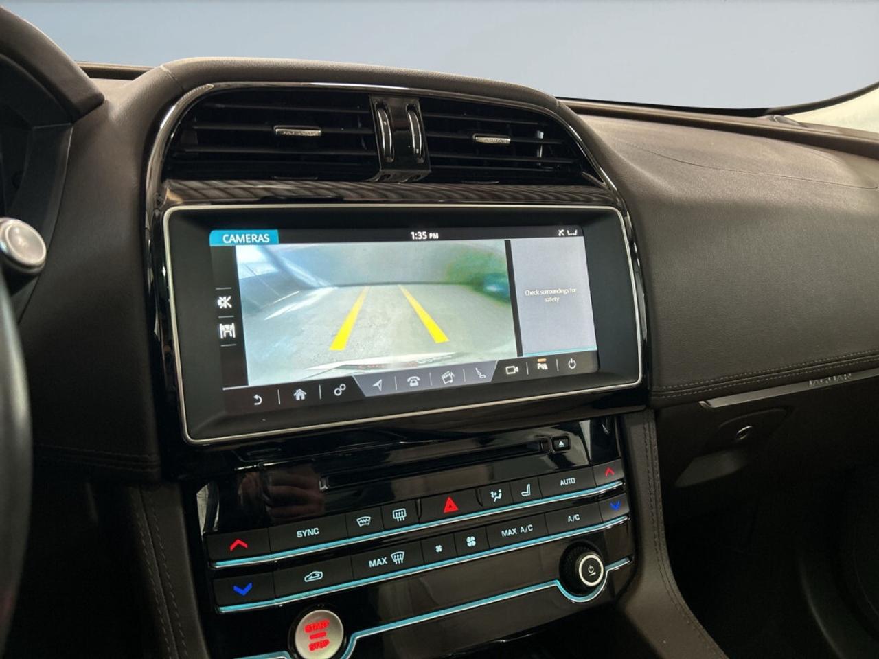 2019 Jaguar F-PACE 25T Prestige / Clean Carfax / Panoramic Roof / NAV Photo