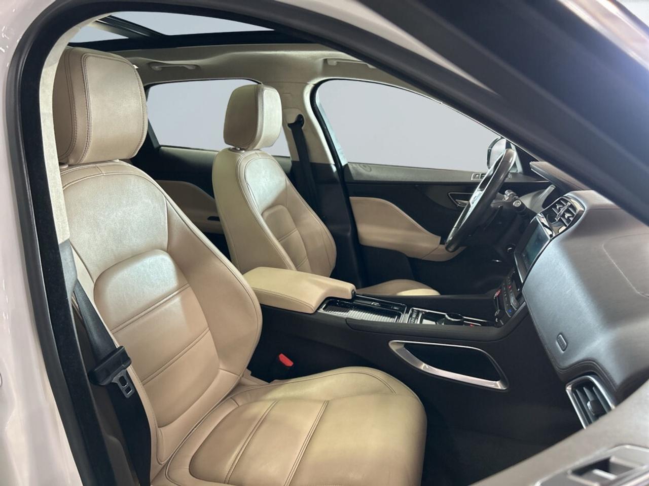 2019 Jaguar F-PACE 25T Prestige / Clean Carfax / Panoramic Roof / NAV Photo