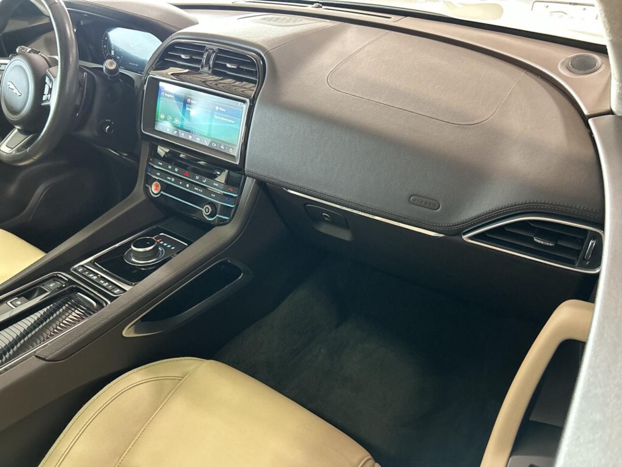 2019 Jaguar F-PACE 25T Prestige / Clean Carfax / Panoramic Roof / NAV Photo