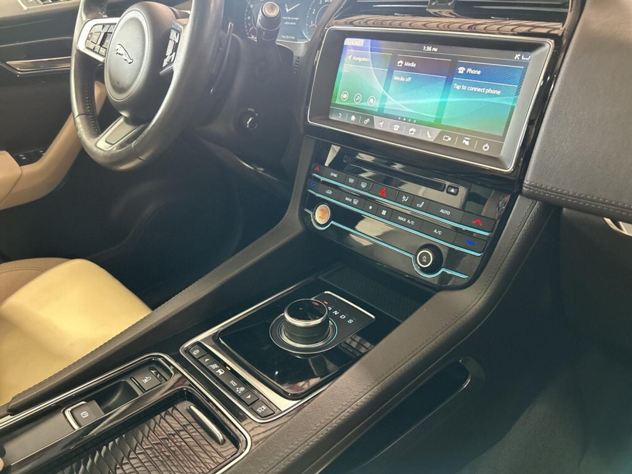 2019 Jaguar F-PACE 25T Prestige / Clean Carfax / Panoramic Roof / NAV Photo