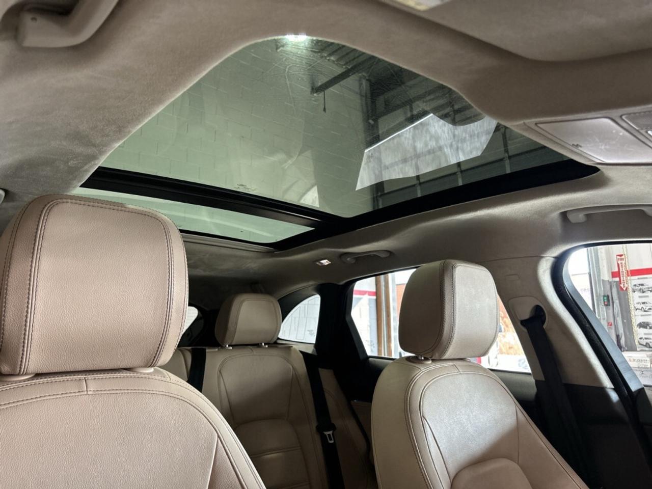 2019 Jaguar F-PACE 25T Prestige / Clean Carfax / Panoramic Roof / NAV Photo