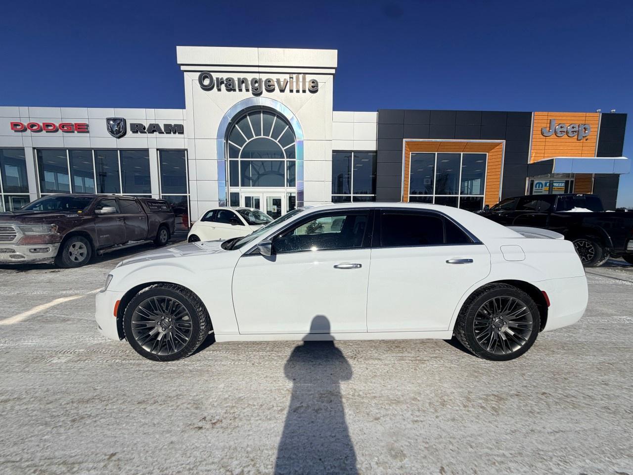 2017 Chrysler 300 4dr Sdn 300C Platinum RWD Photo3