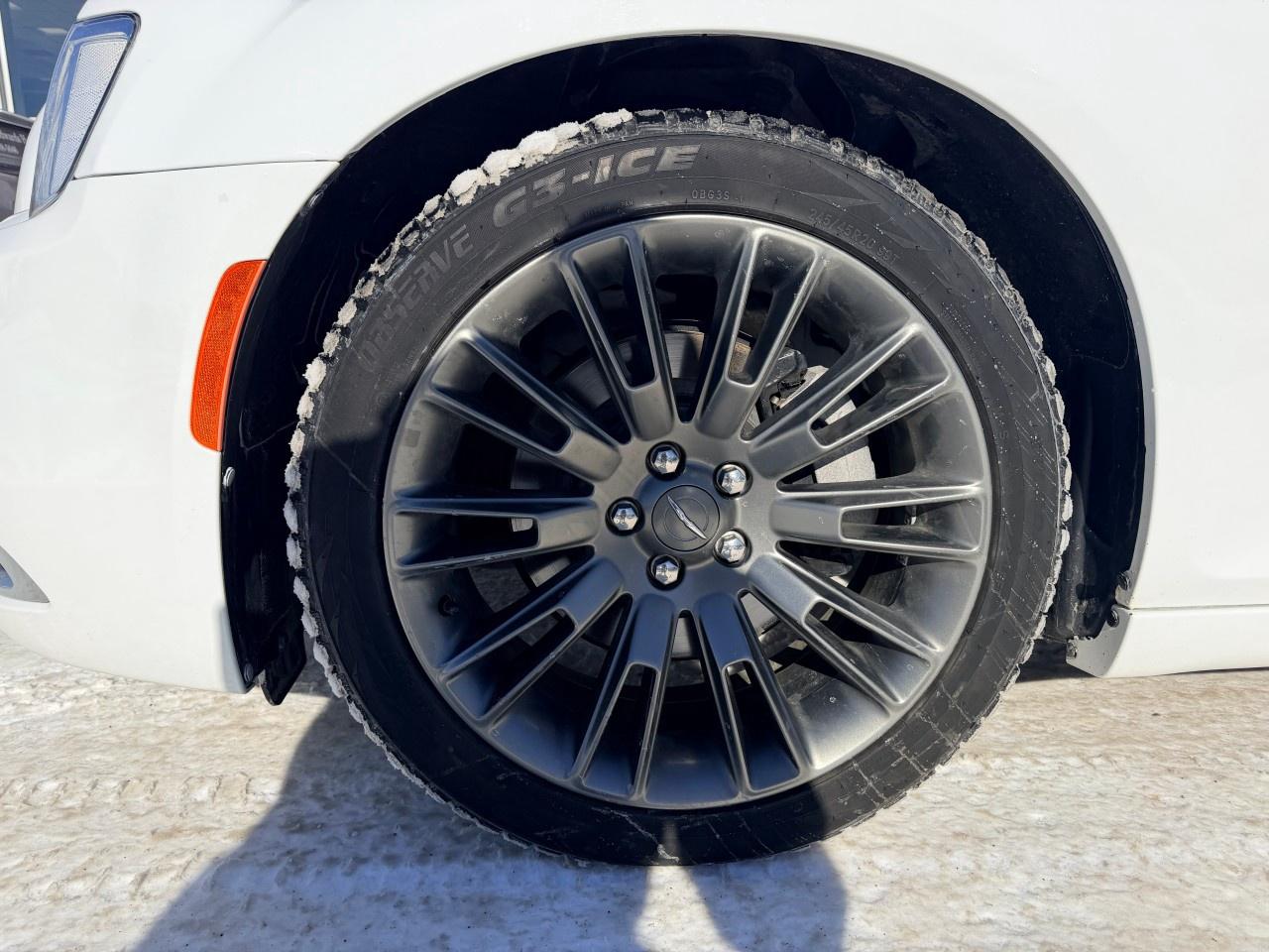 2017 Chrysler 300 4dr Sdn 300C Platinum RWD Photo2