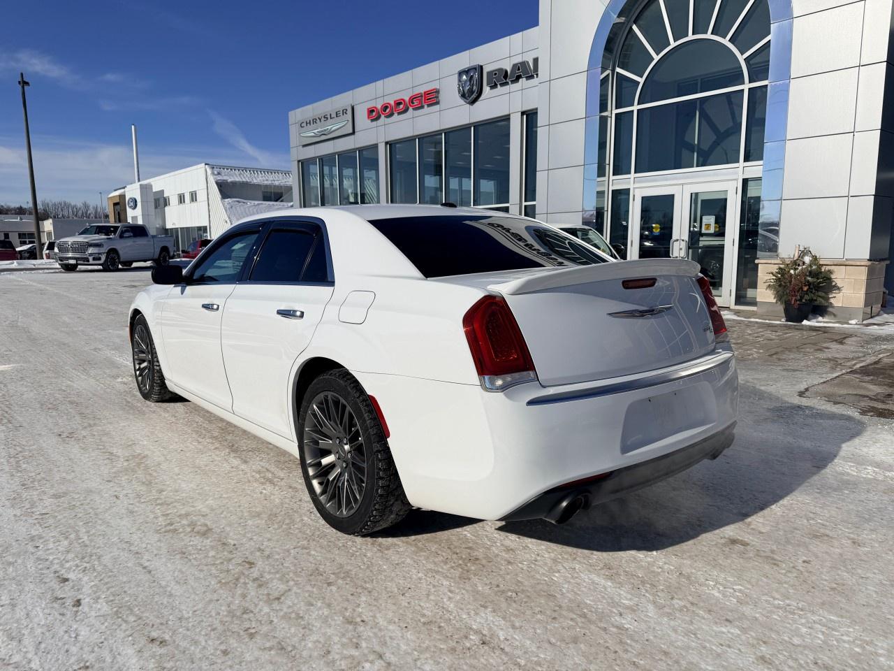 2017 Chrysler 300 4dr Sdn 300C Platinum RWD Photo4