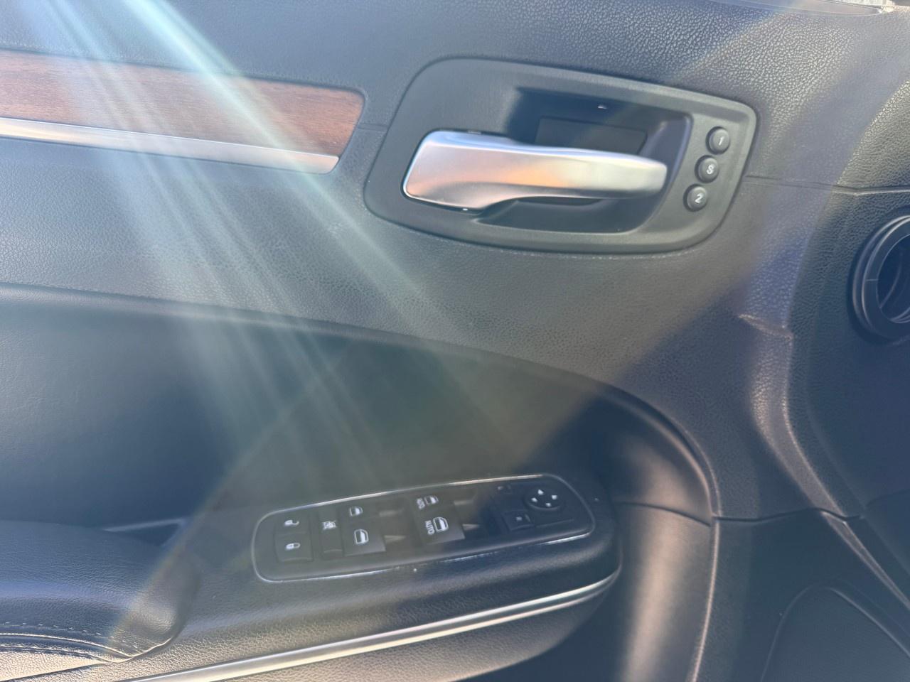 2017 Chrysler 300 4dr Sdn 300C Platinum RWD Photo