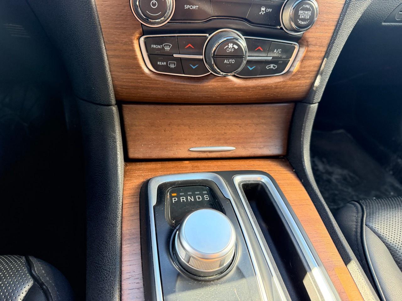 2017 Chrysler 300 4dr Sdn 300C Platinum RWD Photo