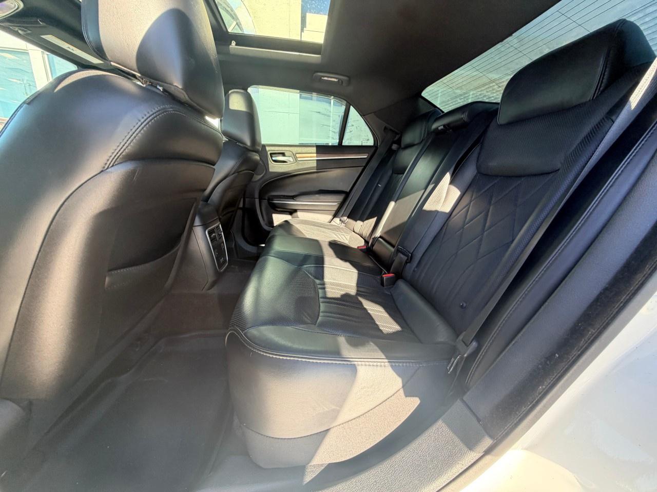 2017 Chrysler 300 4dr Sdn 300C Platinum RWD Photo