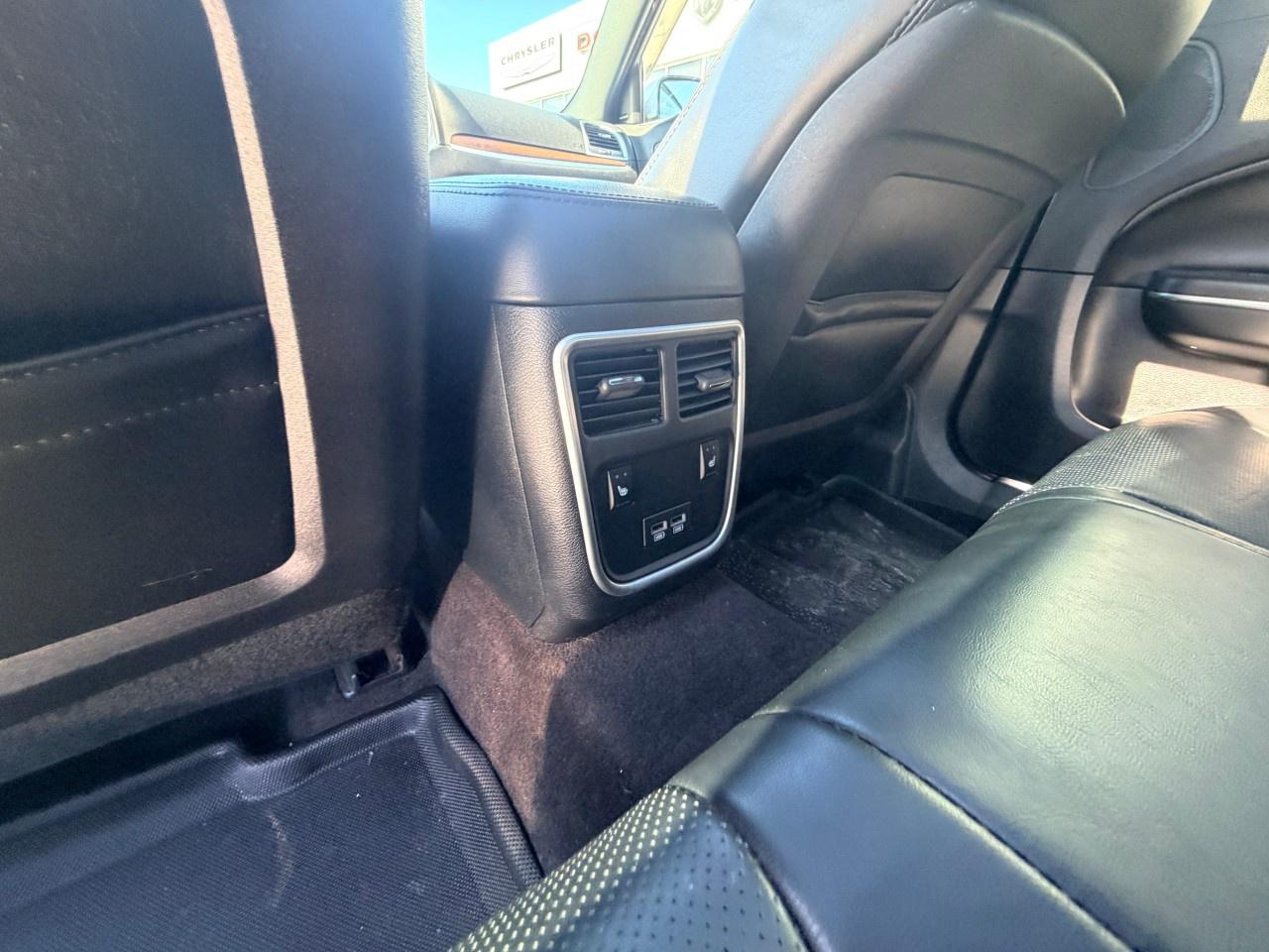 2017 Chrysler 300 4dr Sdn 300C Platinum RWD Photo