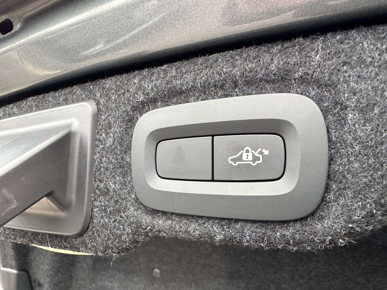 2020 Volvo S60 T6 AWD Inscription  ACCIDENT FREE CERTIFIED MINT Photo