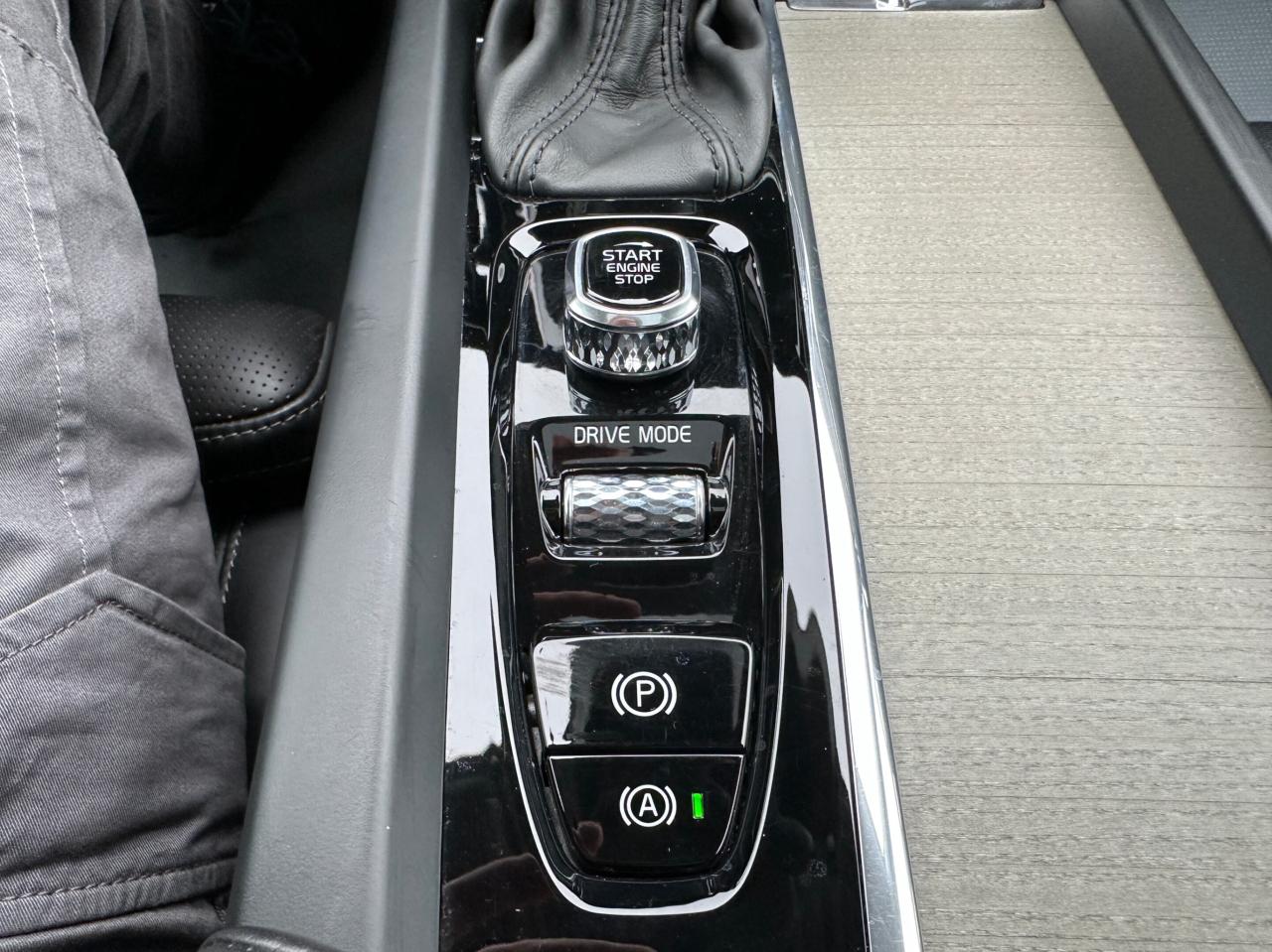 2020 Volvo S60 T6 AWD Inscription  ACCIDENT FREE CERTIFIED MINT Photo