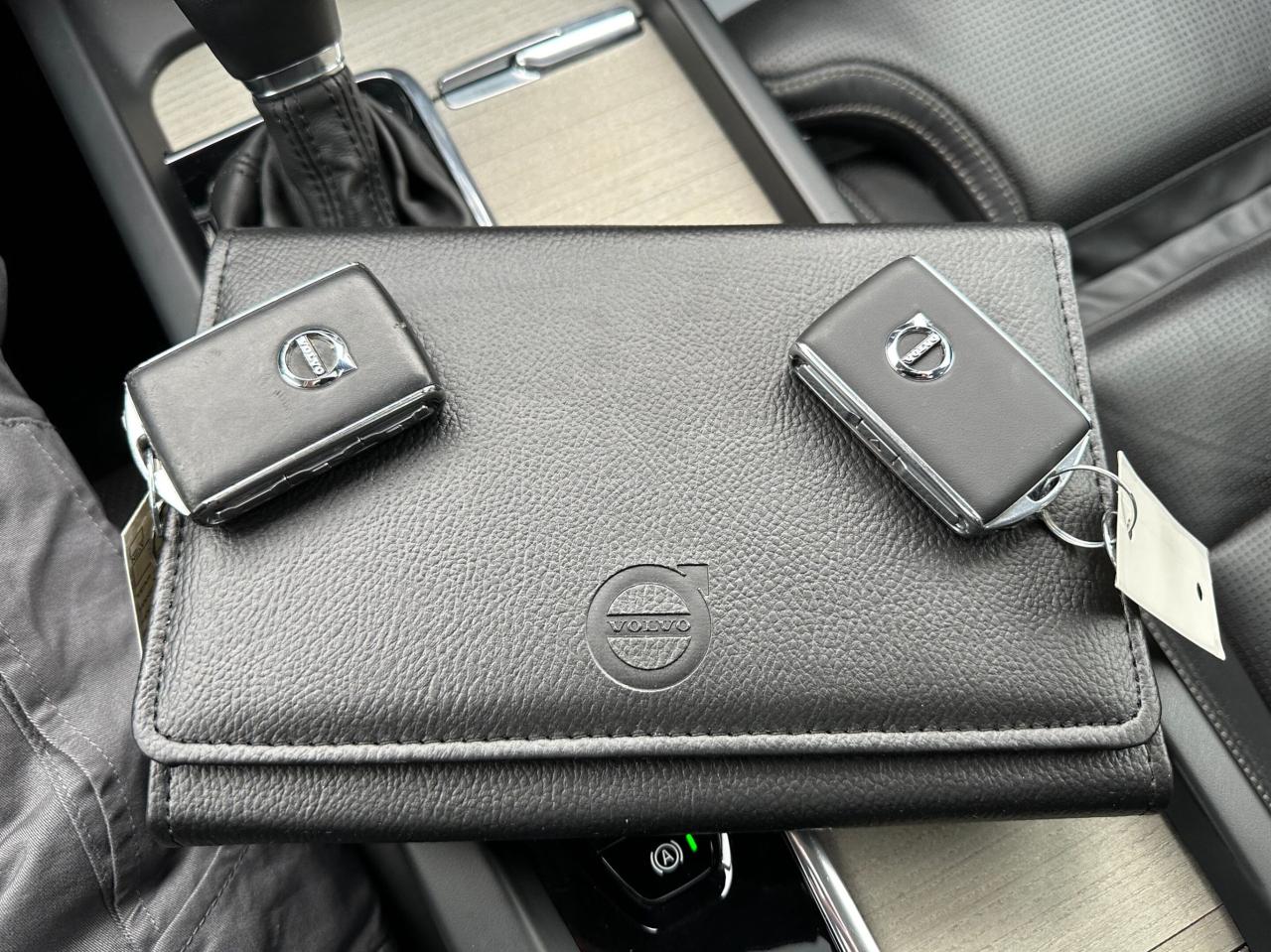 2020 Volvo S60 T6 AWD Inscription  ACCIDENT FREE CERTIFIED MINT Photo