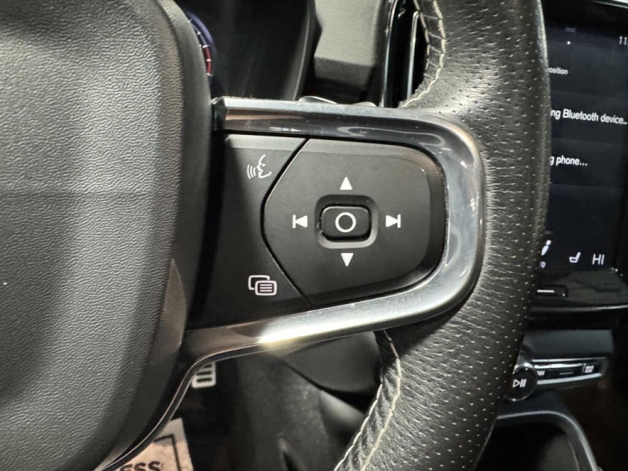 2020 Volvo XC40 R-DESIGN   T5   AWD   SUNROOF   HEATED SEATS Photo