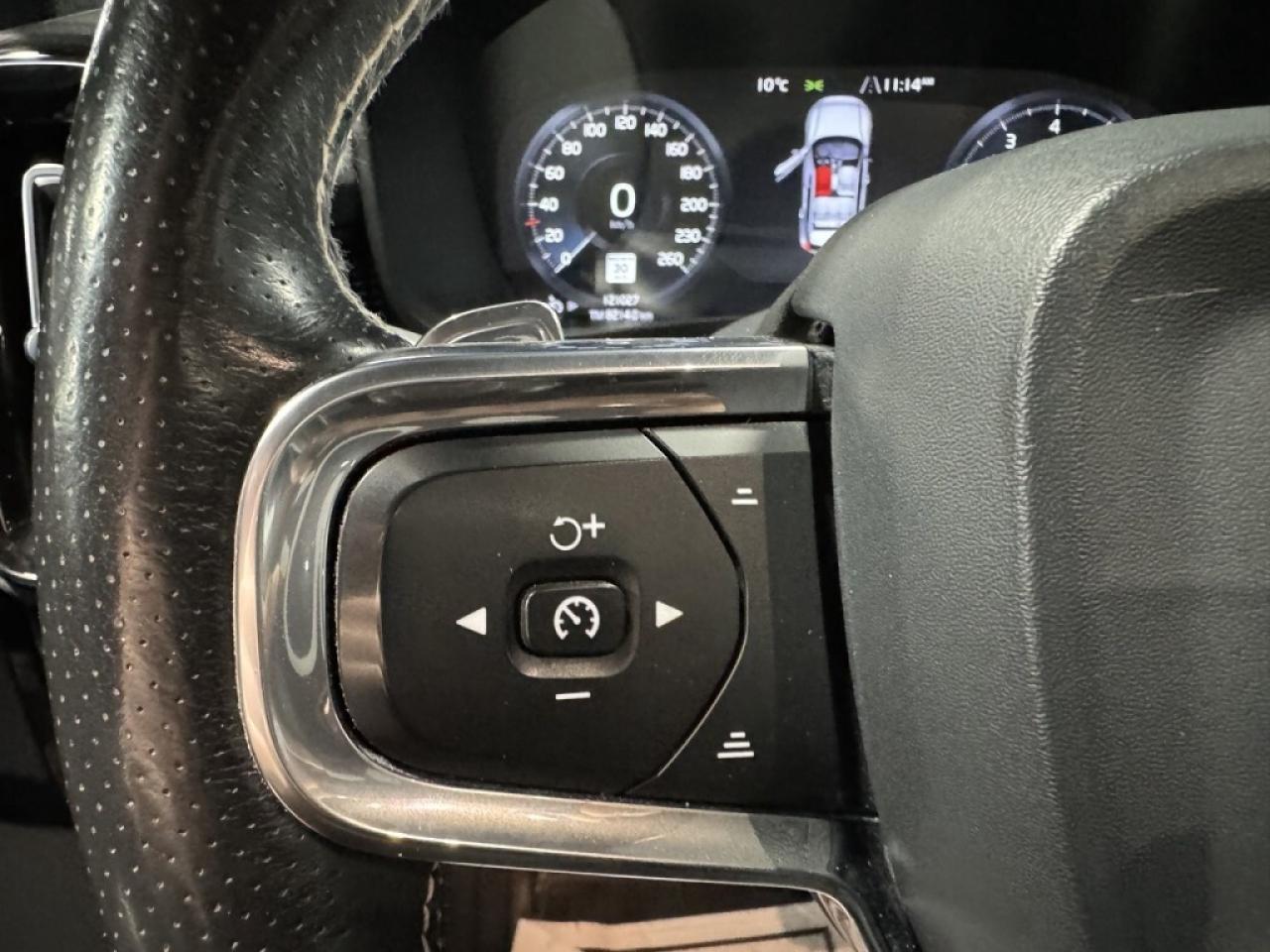 2020 Volvo XC40 R-DESIGN   T5   AWD   SUNROOF   HEATED SEATS Photo