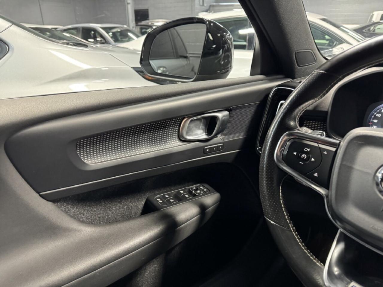 2020 Volvo XC40 R-DESIGN   T5   AWD   SUNROOF   HEATED SEATS Photo