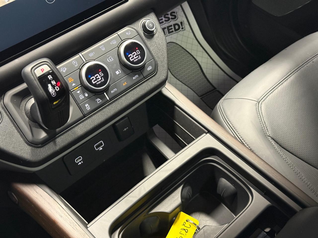 2023 Land Rover Defender 130 FIRST EDITION   AWD   ONE OWNER   NO ACCIDENT Photo