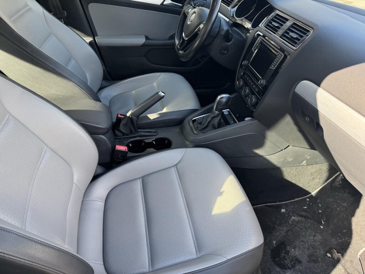 2016 Volkswagen Jetta 4dr DSG Hybrid SEL Premium Photo